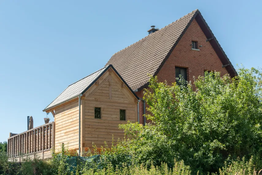 Incorporation d'un petit abri sur pilotis 2 pans