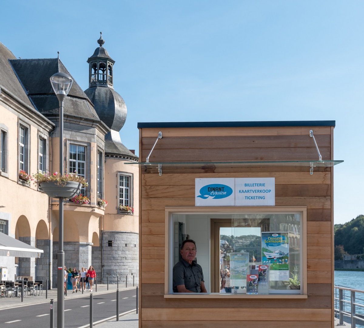 Kiosques billetteries en bois sur la Croisette de Dinant